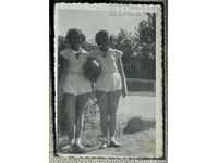Bulgaria Fotografie veche și două fete cu o minge...
