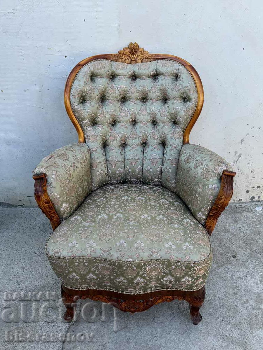 Красив бароков фотьойл с дърворезба