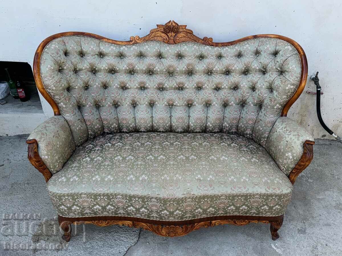 Ένας όμορφος καναπές μπαρόκ με ξυλόγλυπτο