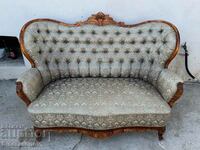 O canapea frumoasă în stil baroc cu sculptură în lemn