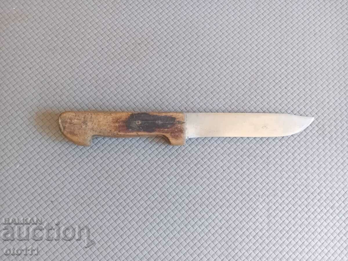Delivery of AN OLD KNIFE OF OAKWOOD Delivery of AN OLD KNIFE OF OAKWOOD