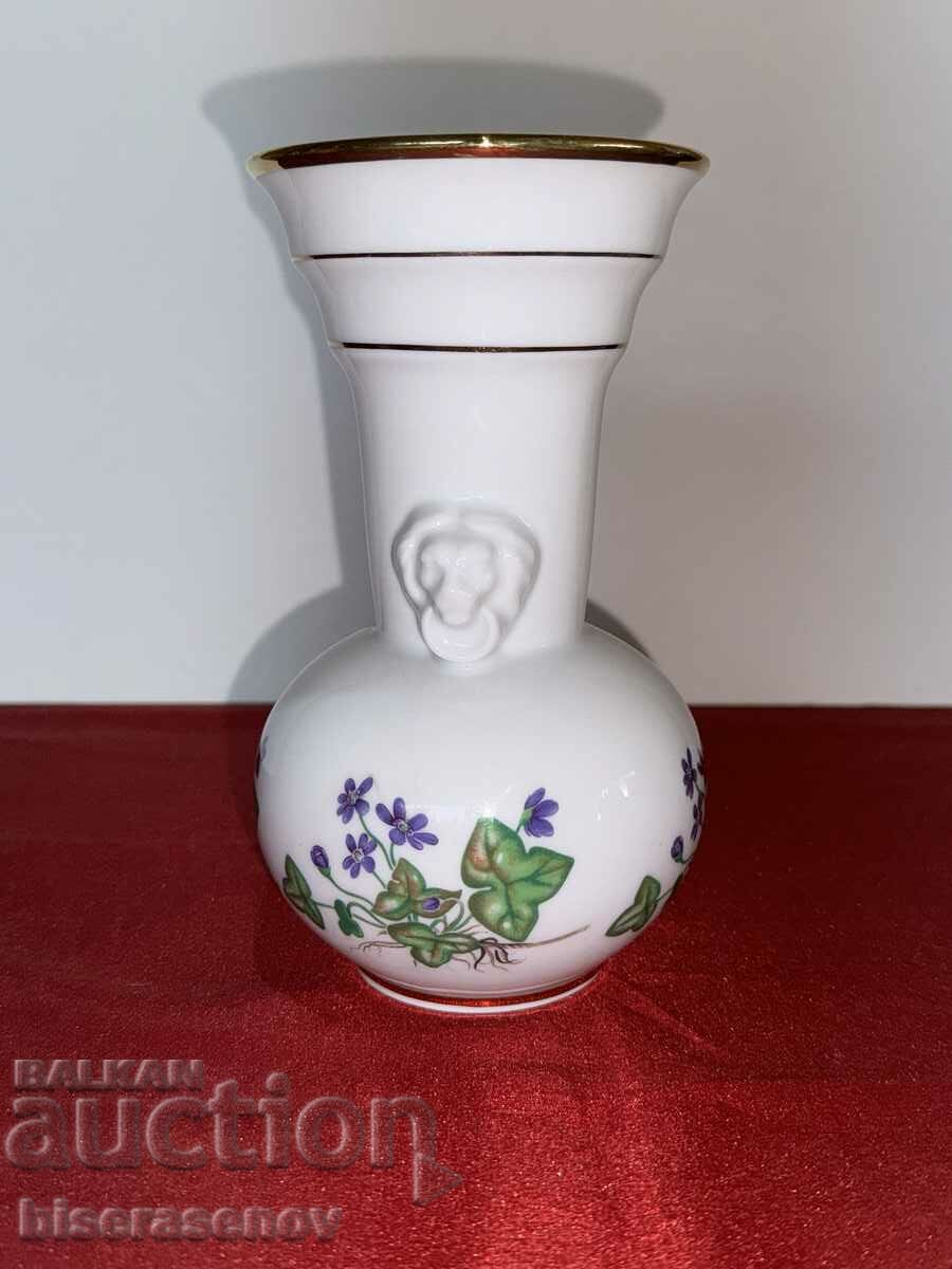 O vaza frumoasa de portelan