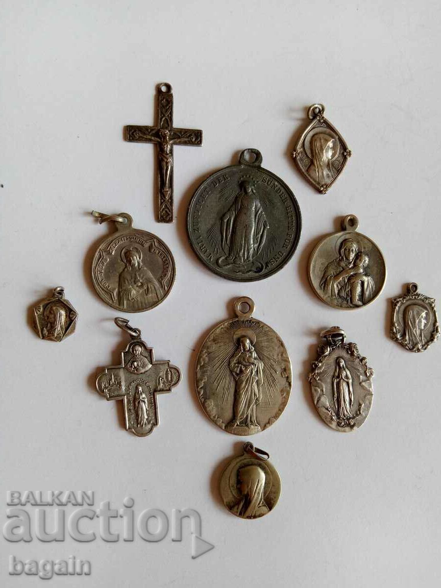 Μια συλλογή από θρησκευτικά αντικείμενα.