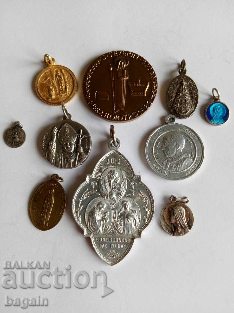 Unique papal medals.