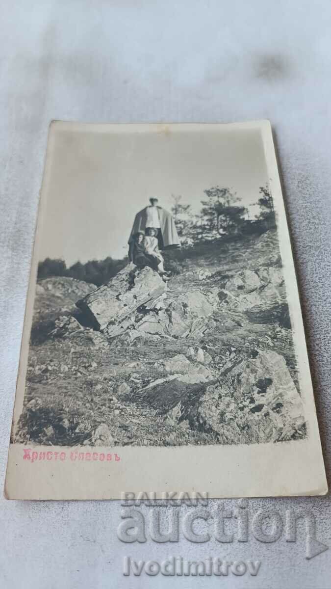 Photo An officer and two women on a cliff