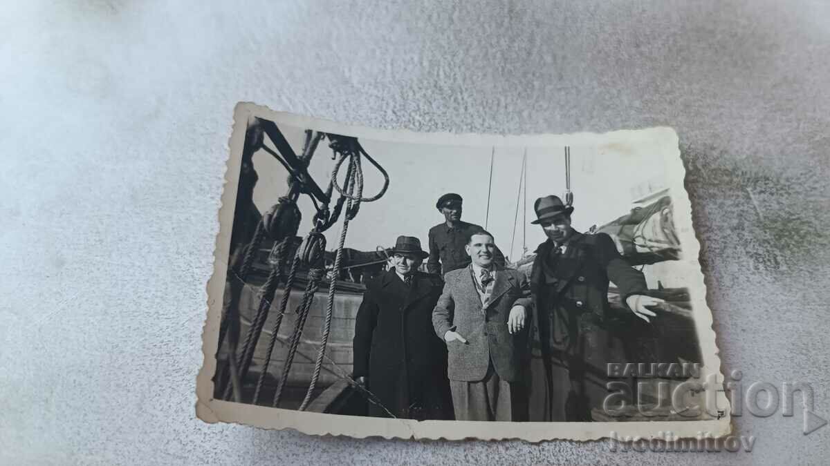 Снимка Бургасъ Четирима мъже в лодка на пристанището 1938
