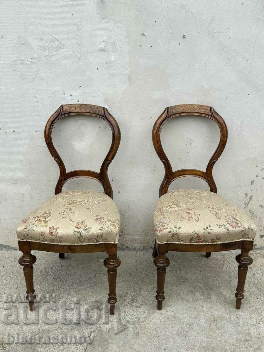 Două scaune masive frumoase