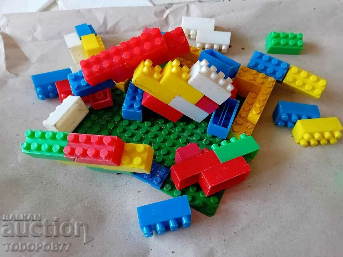 Ένας παλιός οικοδόμος από εξαρτήματα σόκας και LEGO