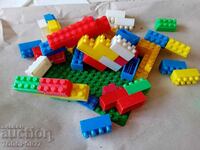 Un constructor vechi făcut din soca și piese LEGO