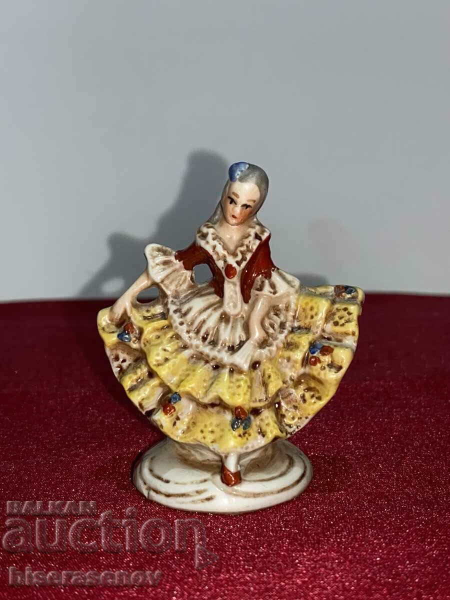 O figurină frumoasă din porțelan în miniatură, cu marcaje