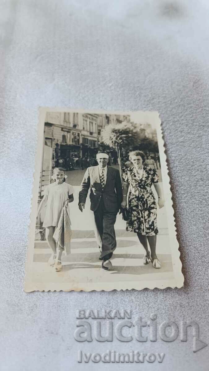 Φωτογραφία Σοφία Άνδρας, γυναίκα και κορίτσι σε έναν περίπατο 1942