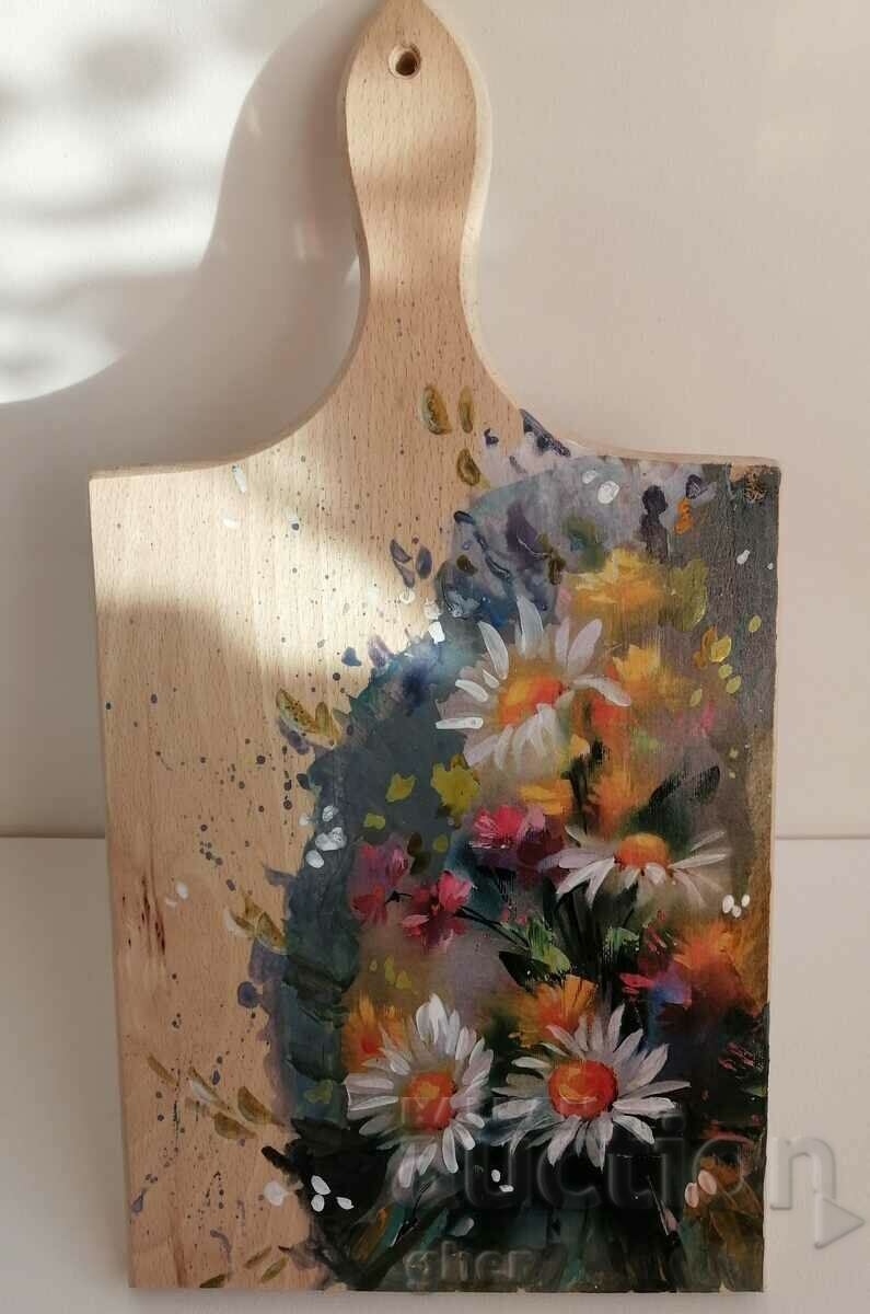 Ένα όμορφο αναμνηστικό ξύλο κοπής με λουλούδια.