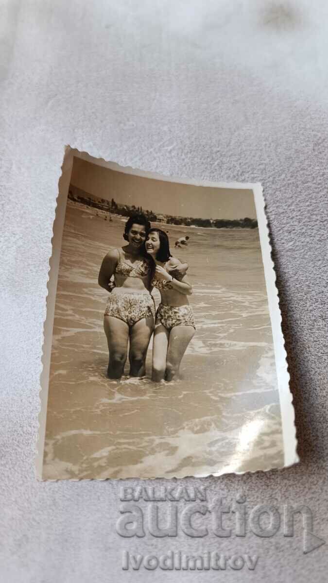 Снимка Жена и младо момиче на брега на морето