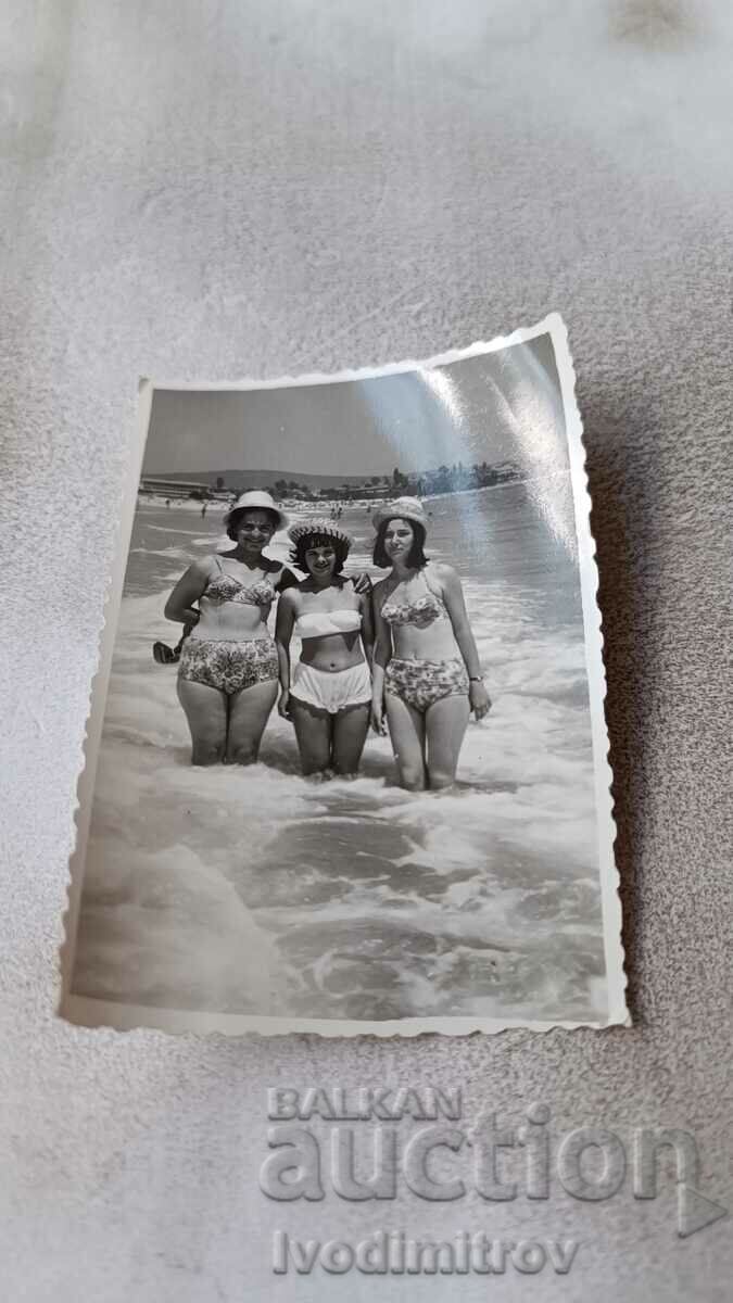 Foto Trei femei pe plajă