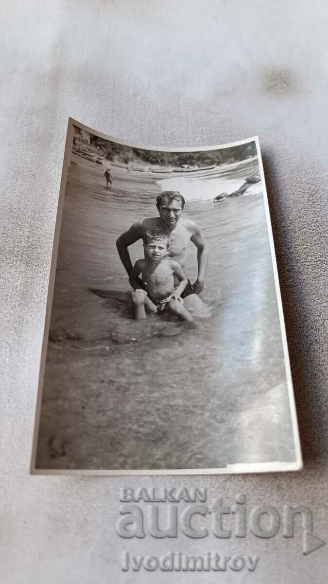 Снимка Мъж и момче на брега на морето
