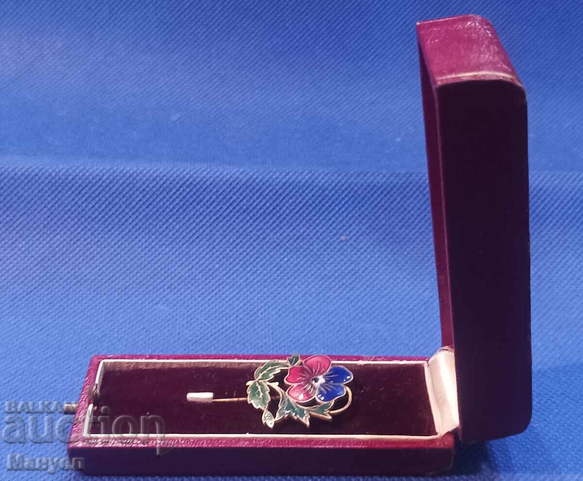 Delivery of Beautiful old brooch, gilding, enamel.
