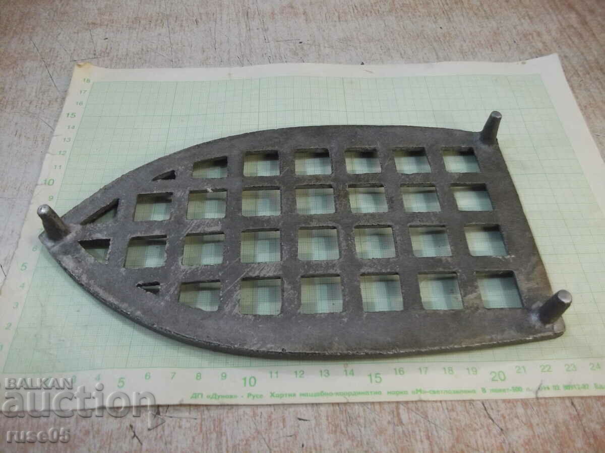 Delivery of Iron stand made of metal Delivery of Iron stand made of metal