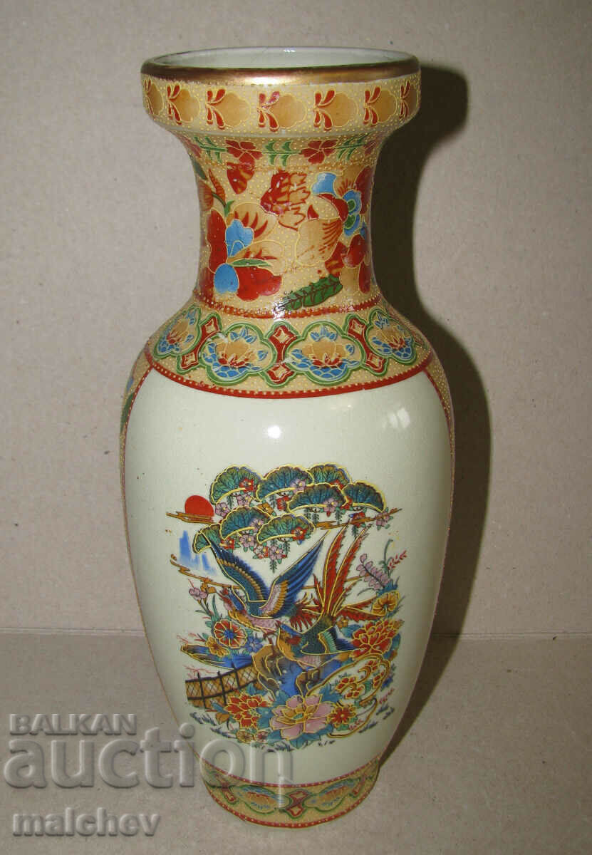 Китайска порцеланова ваза 26 см, с малка реставрация