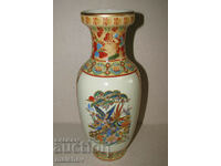 Китайска порцеланова ваза 26 см, с малка реставрация