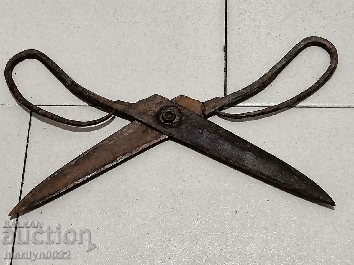 Delivery of Renaissance forged scissors, wrought iron Delivery of Renaissance forged scissors, wrought iron