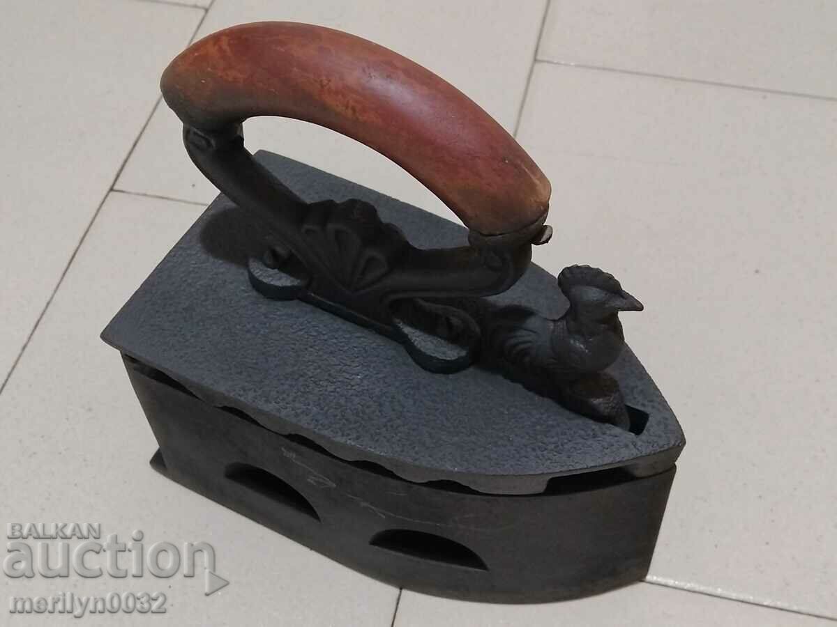 Un fier de călcat vechi în flăcări cu preț 69.00 BGN | € 35.28