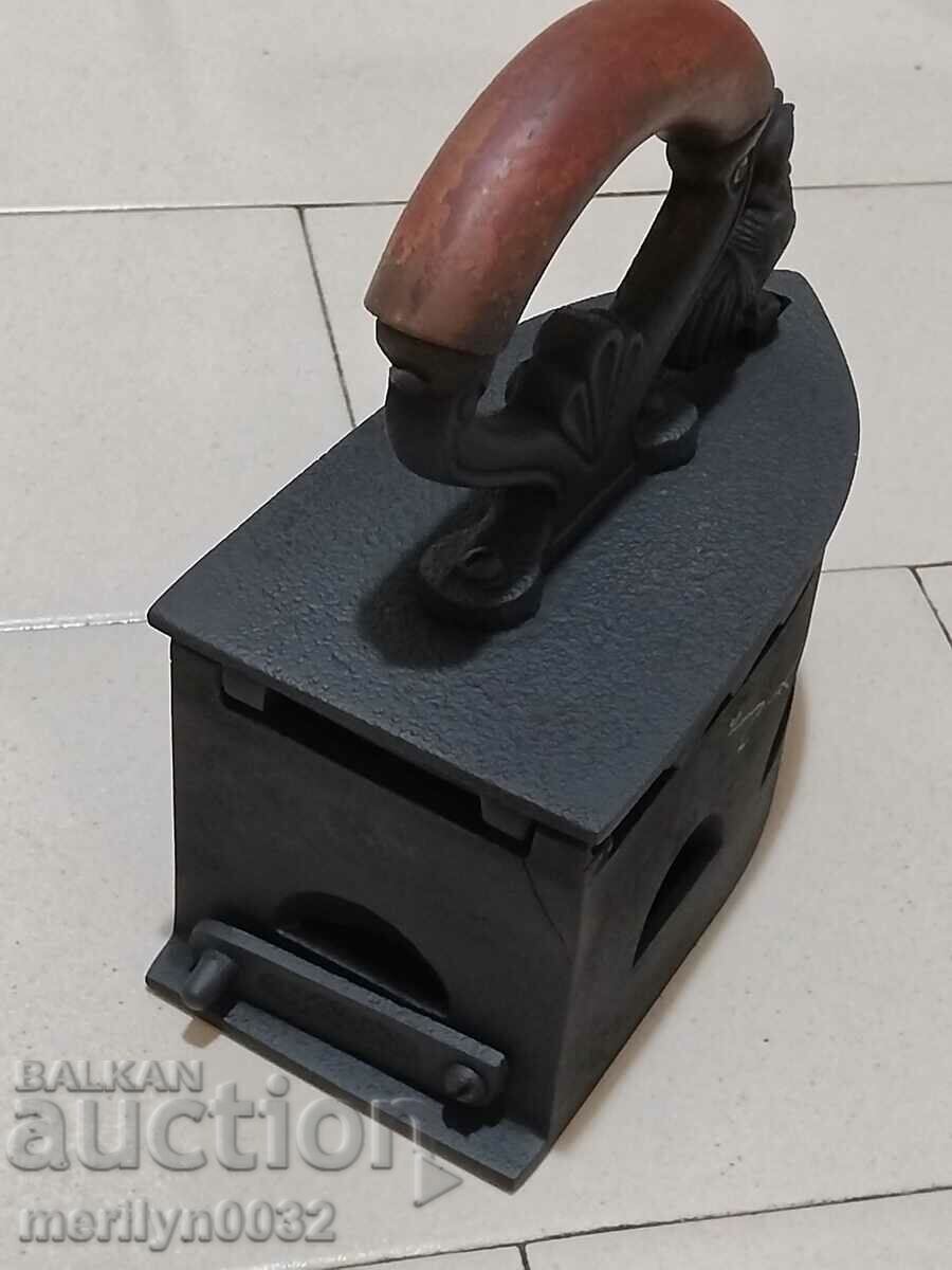 Livrarea Un fier de călcat vechi în flăcări