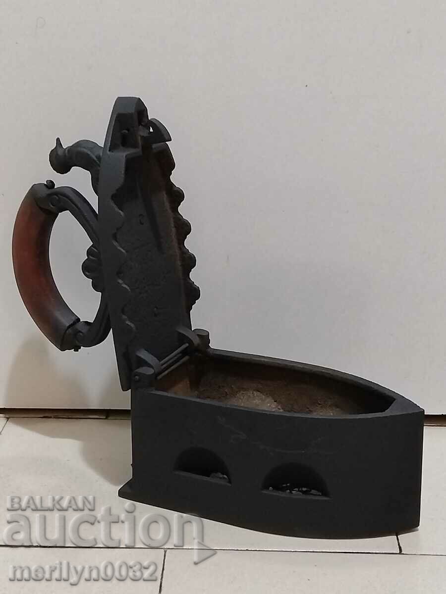 Un fier de călcat vechi în flăcări - 6