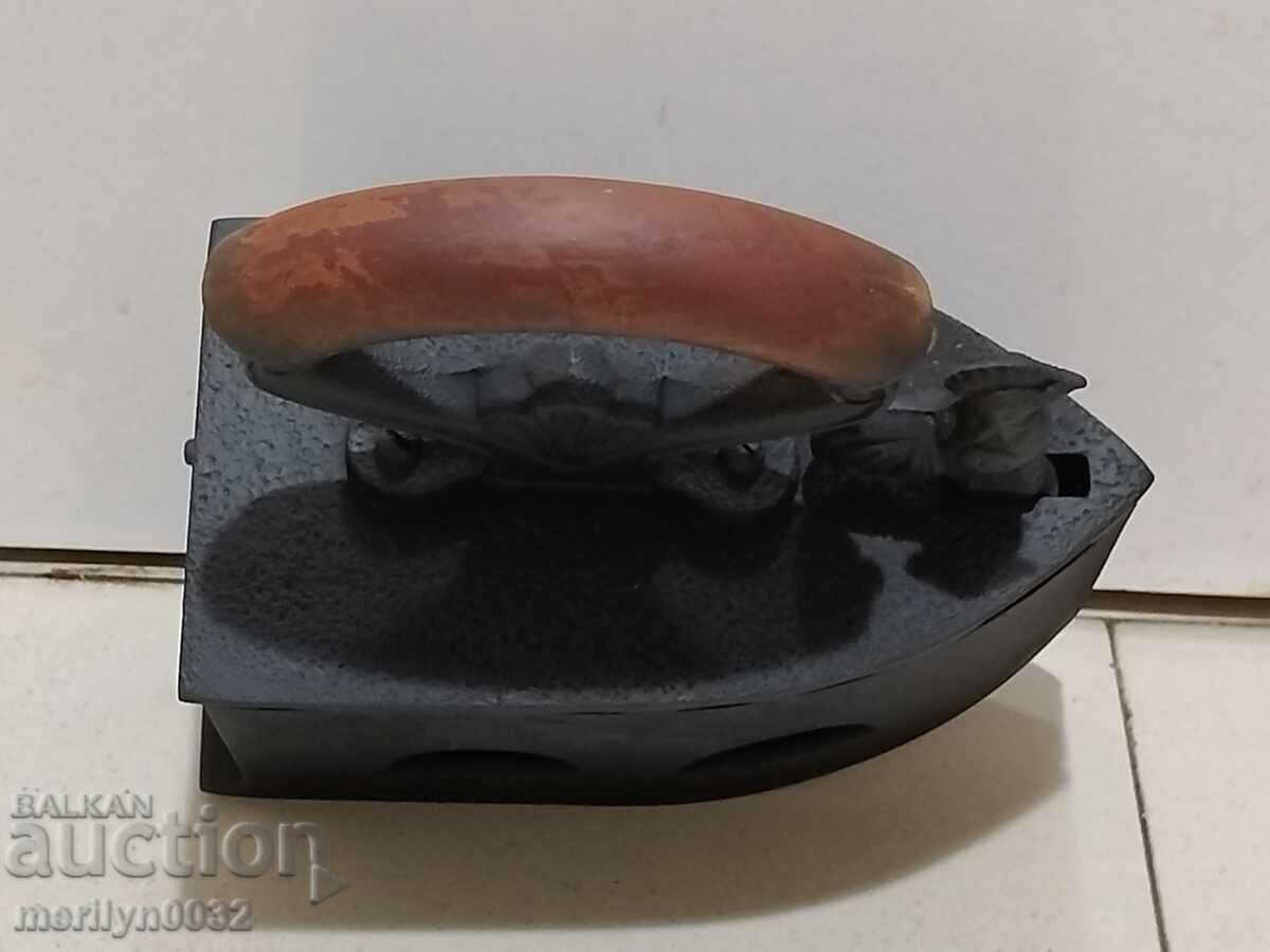 Un fier de călcat vechi în flăcări - 7