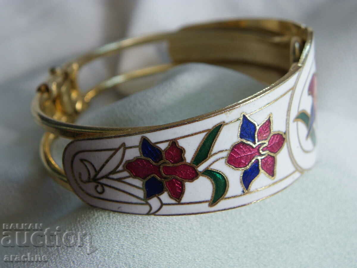 Βραχιόλι με χρωματιστά σμάλτα με τιμή 50.00 BGN | € 25.56 Βραχιόλι με χρωματιστά σμάλτα με τιμή 50.00 BGN | € 25.56