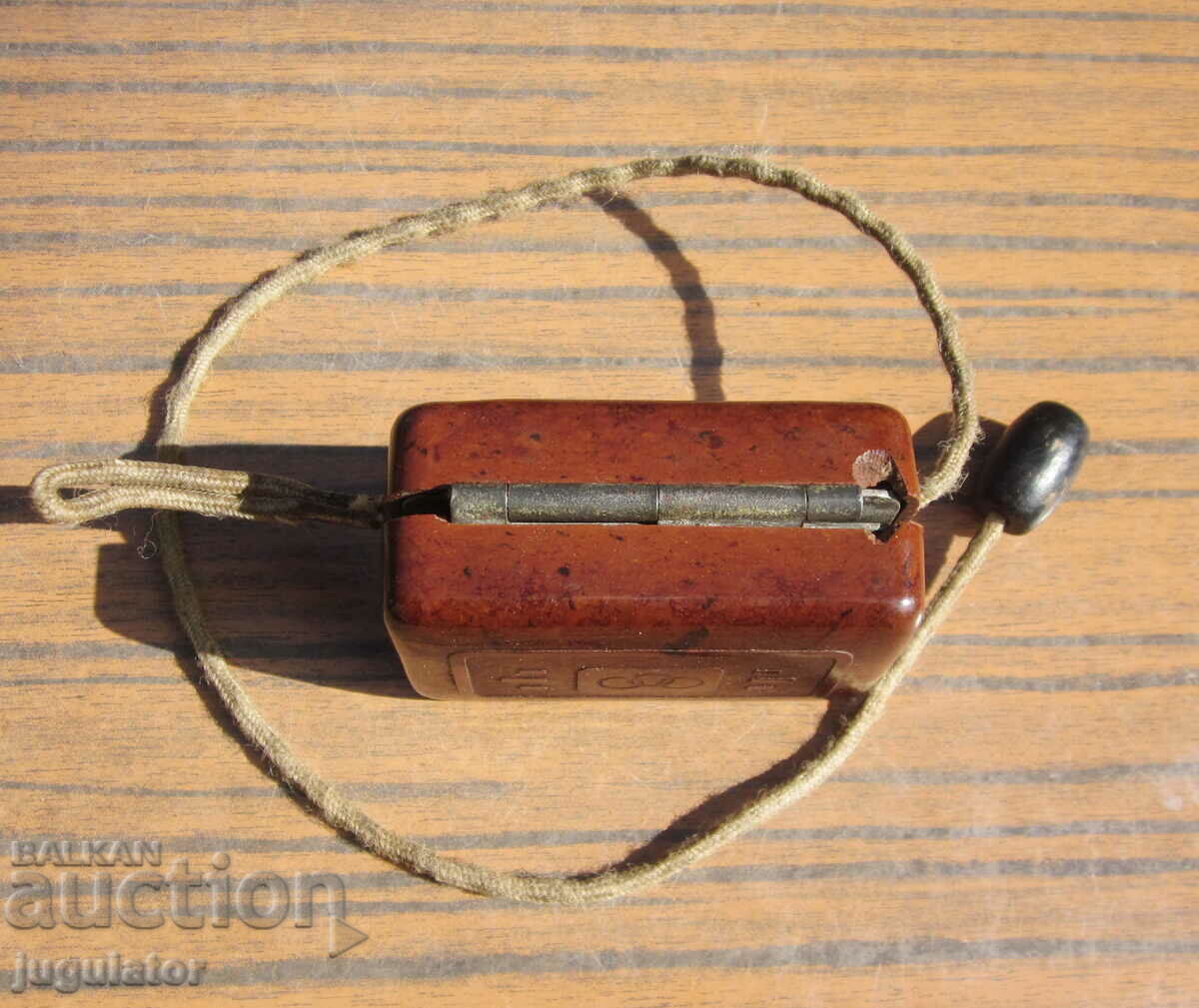 Delivery of an old bakelite sharpener for sharpening razor blades