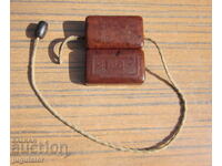 μια παλιά ξύστρα βακελίτη για ακόνισμα ξυραφιών