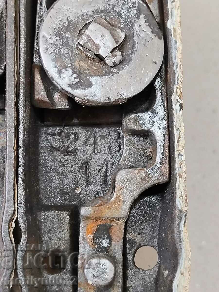 Handles on a luxury early 20th century window handle - 6