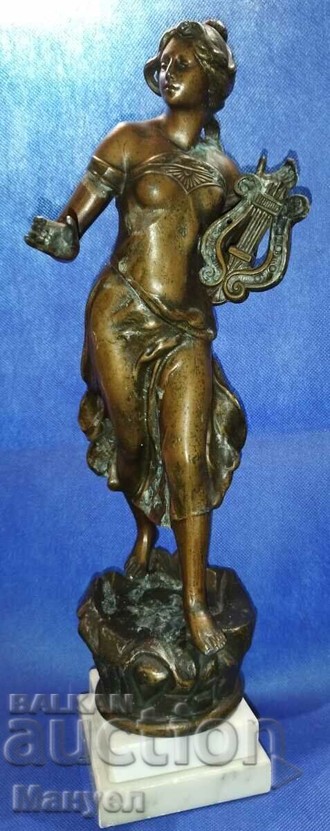 Sculptură veche „Nimfă cu liră”.