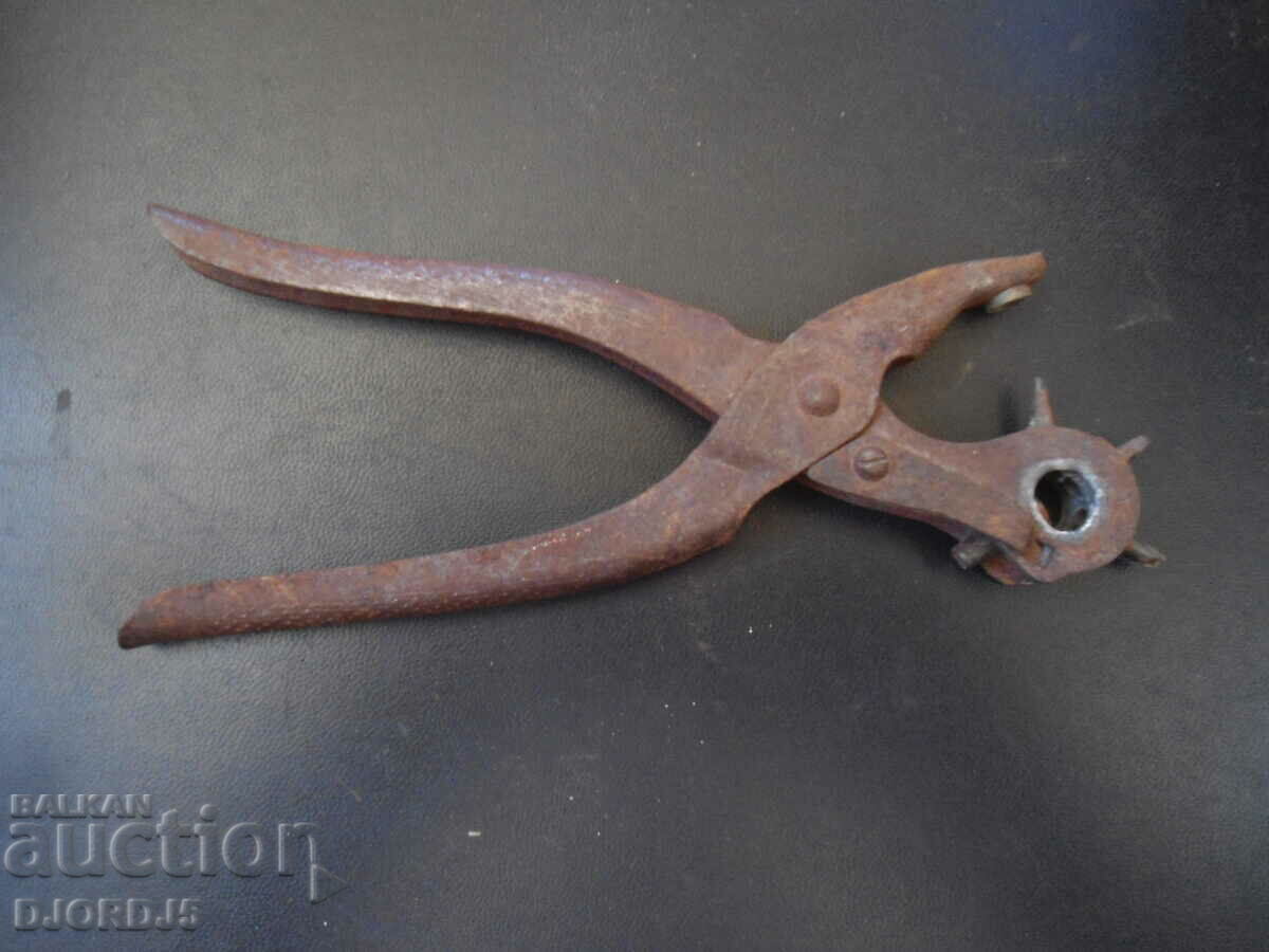 Old pliers with price 5.00 BGN | € 2.56 Old pliers with price 5.00 BGN | € 2.56