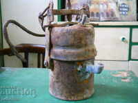 O lampă veche de carbură pentru minerit