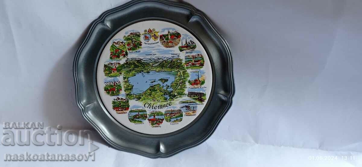 Collectible porcelain wall plate Collectible porcelain wall plate