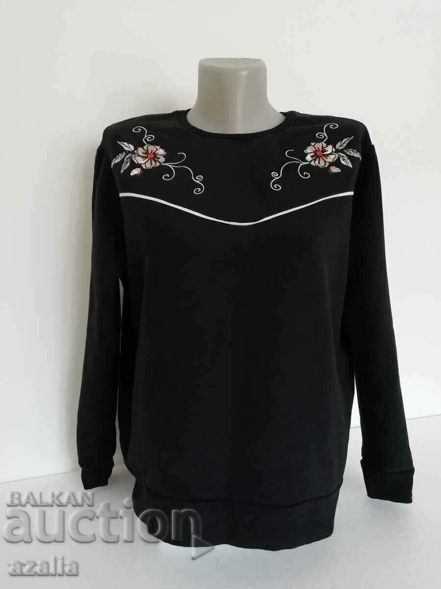 Bluză neagră matlasată cu două ornamente florale, mărimea M