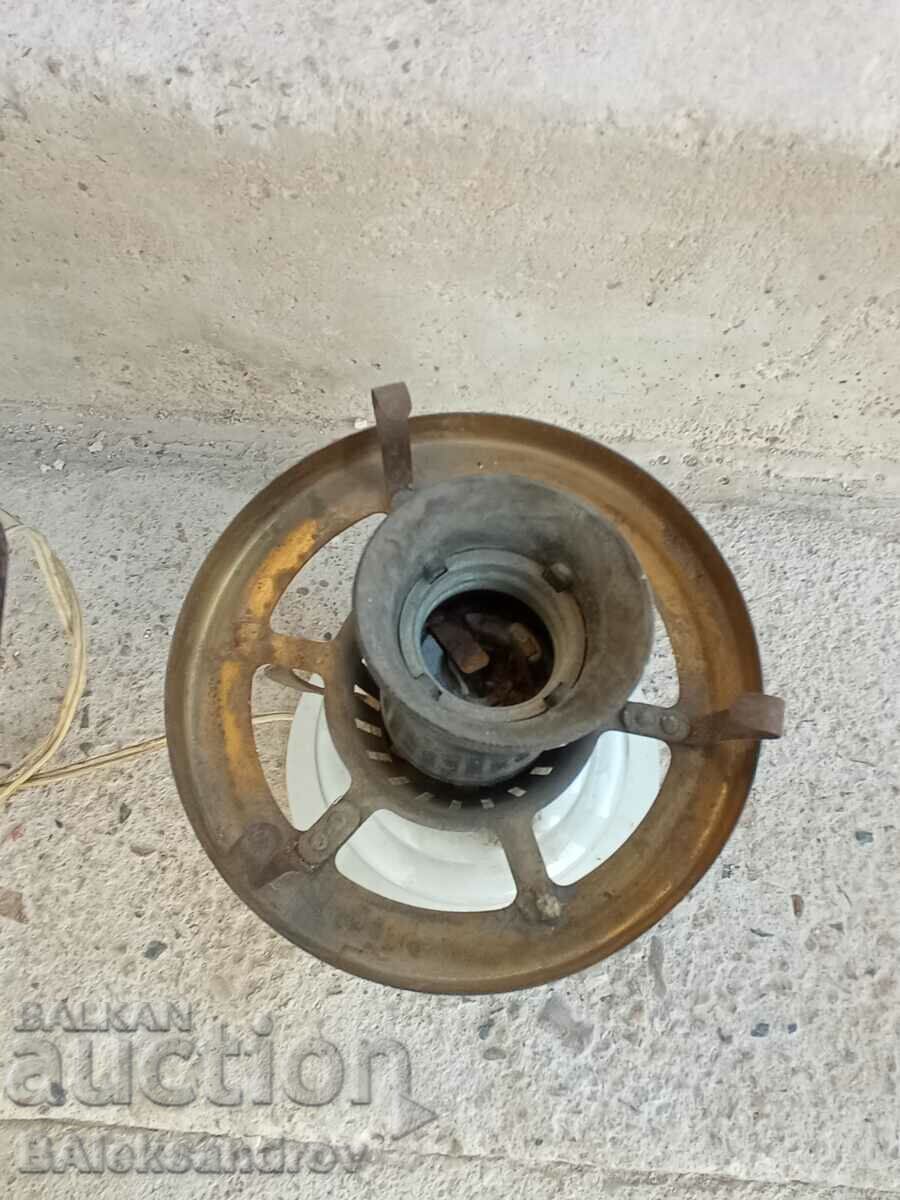 O veioză interesantă din alamă și sticlă cu preț 14.00 BGN | € 7.16 O veioză interesantă din alamă și sticlă cu preț 14.00 BGN | € 7.16