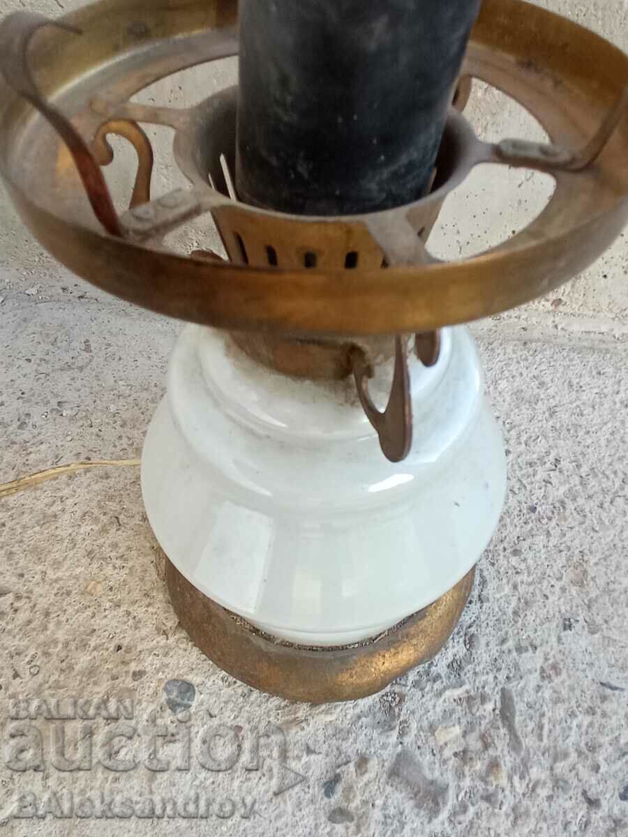 Licitație O veioză interesantă din alamă și sticlă Licitație O veioză interesantă din alamă și sticlă