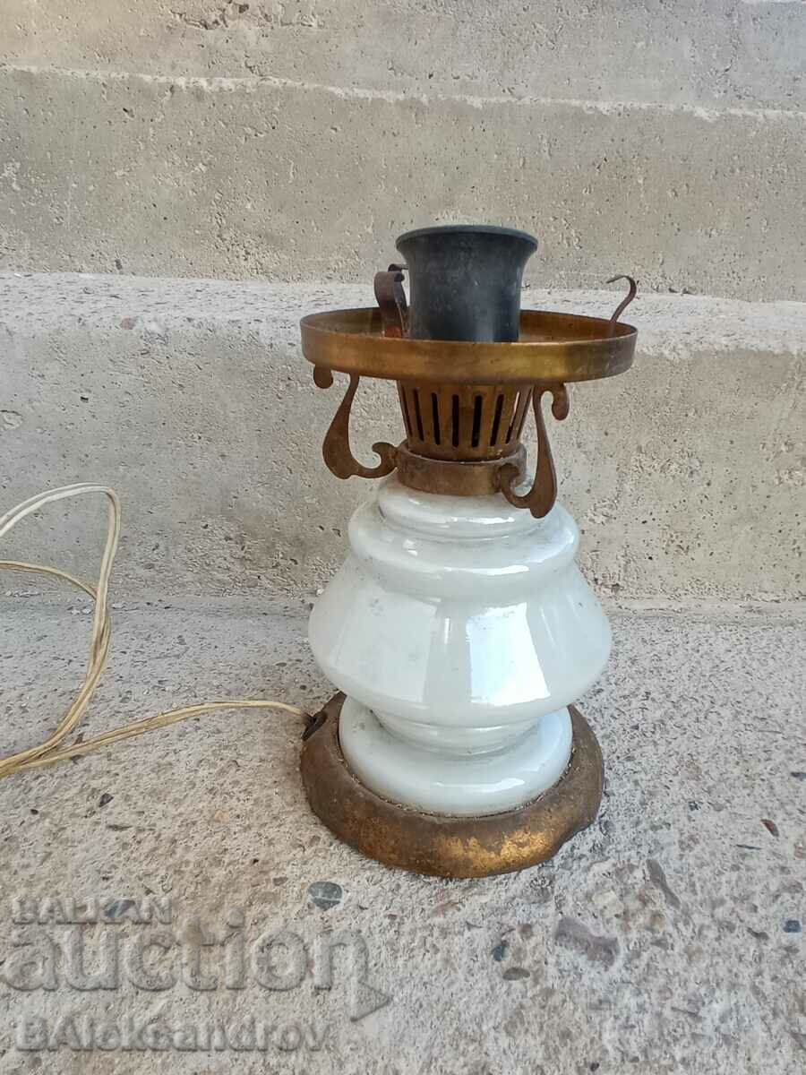 O veioză interesantă din alamă și sticlă
