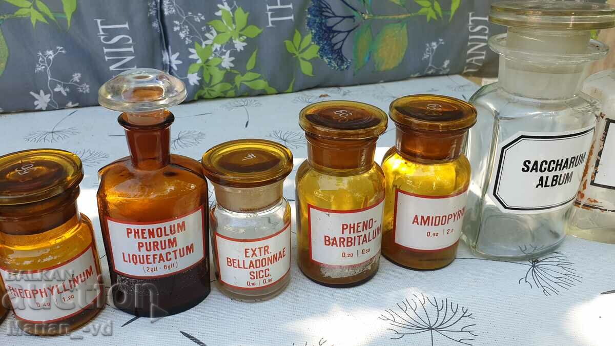Auction Old glass apothecary bottles and jars - 10 pieces Auction Old glass apothecary bottles and jars - 10 pieces