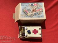 Veche ambulanță de jucărie din tablă