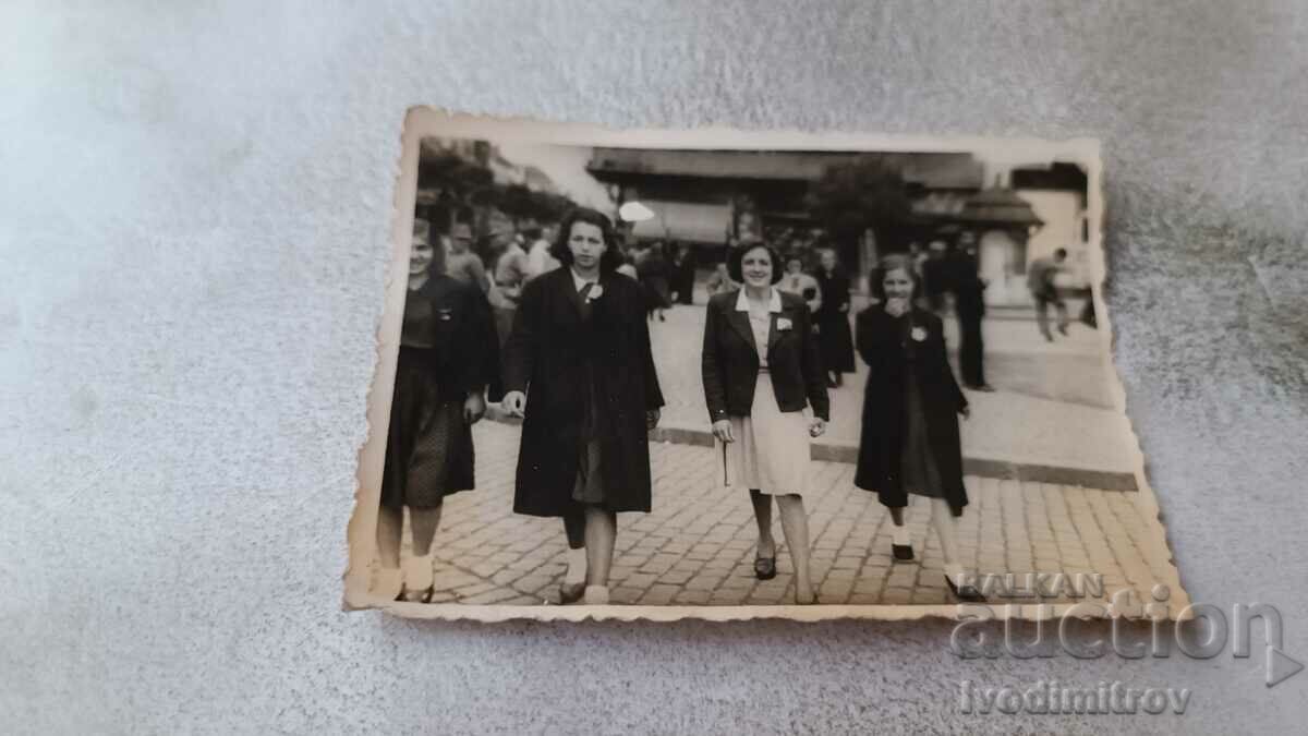 Снимка София Три млади момичета на разходка 1947