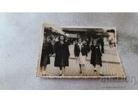 Снимка София Три млади момичета на разходка 1947