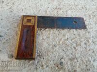 Παλιό εργαλείο ορθή γωνία, μπρούτζινο ξύλο και μέταλλο
