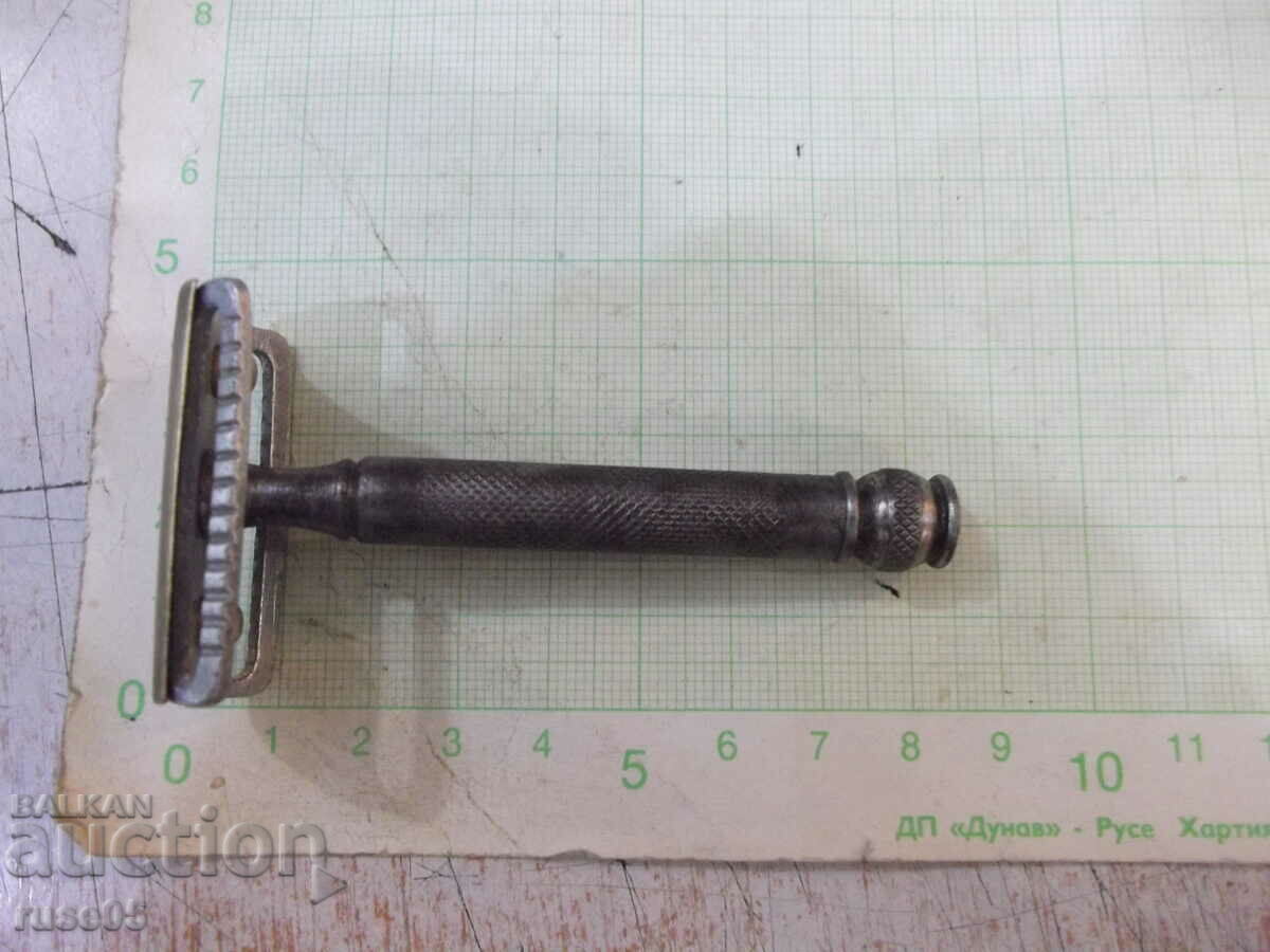 Old manual razor with price 20.00 BGN | € 10.23