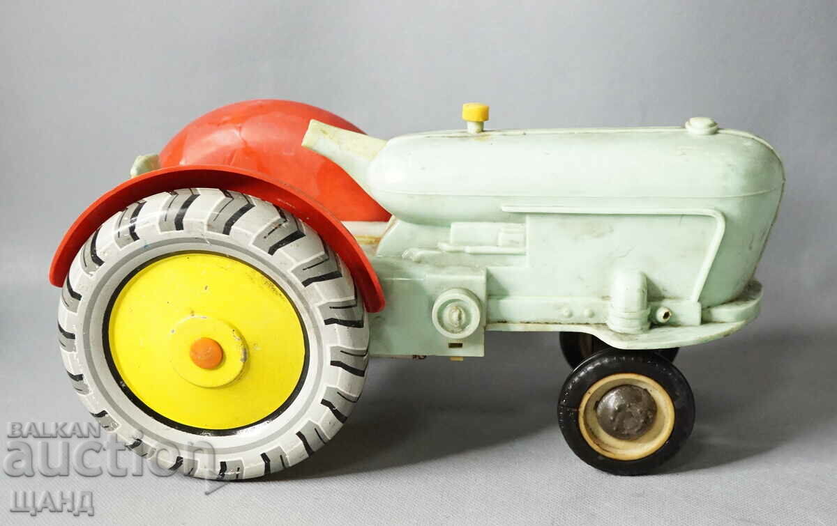 Παλιό ρωσικό μεταλλικό μοντέλο τρακτέρ παιχνιδιών σε μπαταρίες