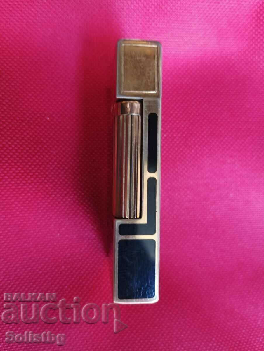 Delivery of Original S. T. DUPONT lighter, 4FK12J8, gold, black lacquer.