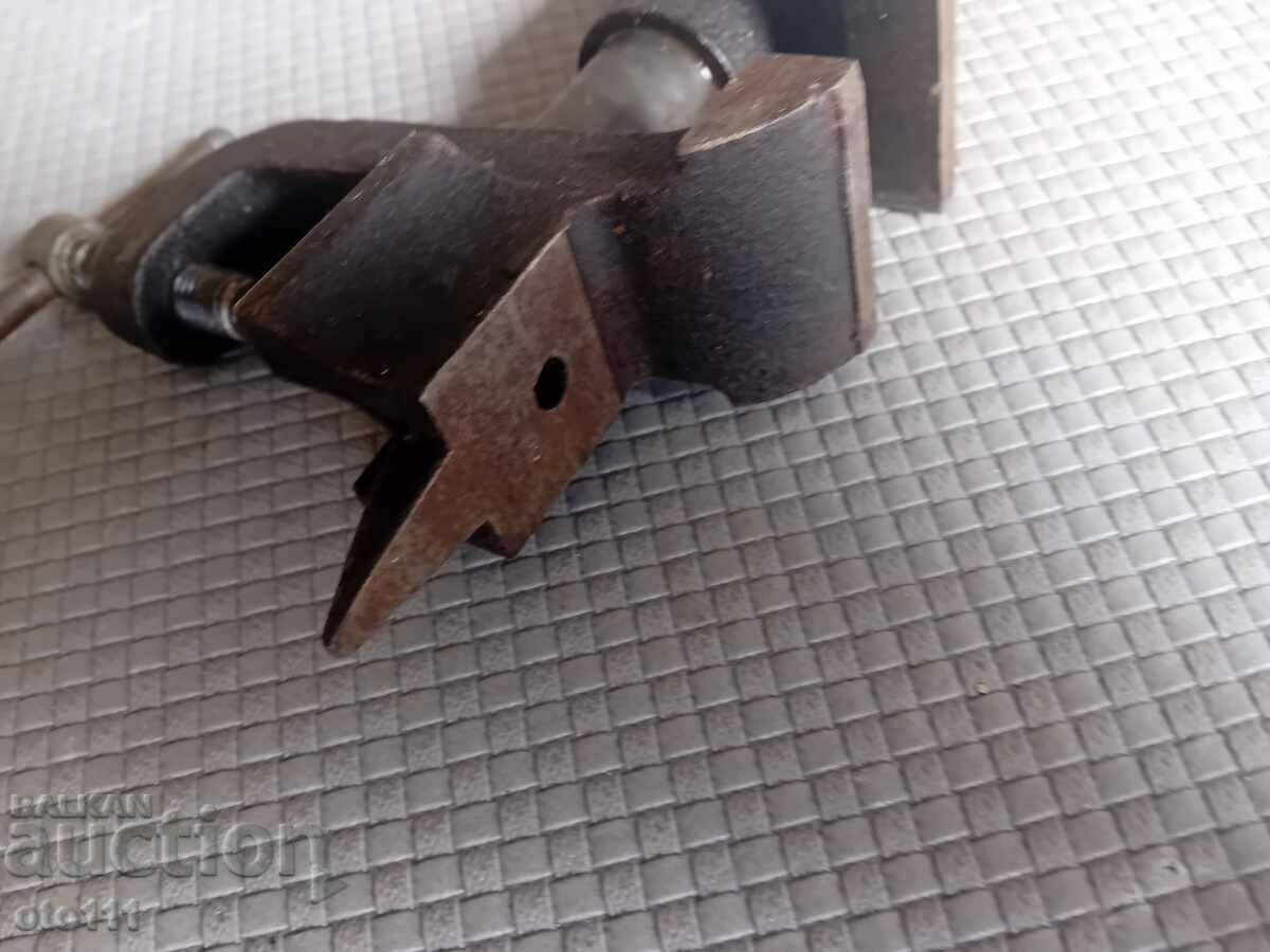 Delivery of OLD SMALL JEWELERS' VICE Delivery of OLD SMALL JEWELERS' VICE