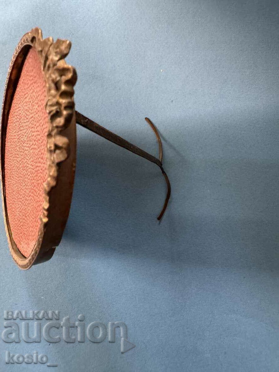 Delivery of Old brass picture frame Delivery of Old brass picture frame